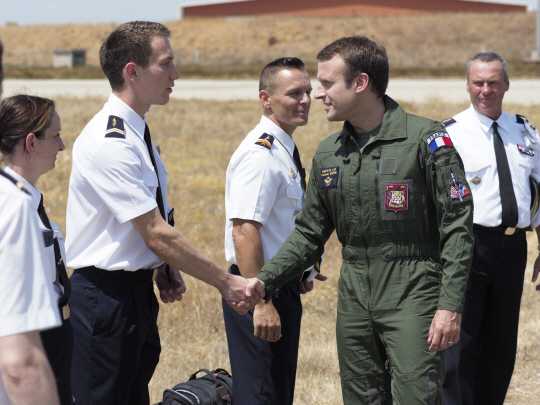 20일(현지시간) 조종사복을 입은 에마뉘엘 마크롱(왼쪽 네번째) 프랑스 대통령이 프랑스 남서부 이스트르 공군기지를 방문해 군 장병과 악수를 나누고 있다./이스트르=EPA연합뉴스