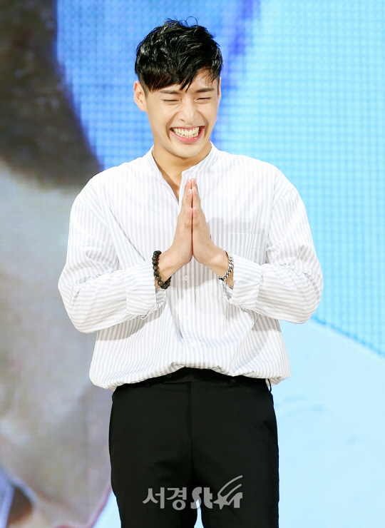 배우 강하늘이 21일 오후 서울 송파구 롯데월드 가든스테이지에서 열린 영화 ‘청년경찰’ 쇼케이스에 참석하고 있다.