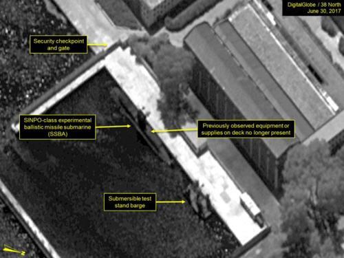 지난달 30일 북한 신포 조선소를 촬영한 상업위성 사진. 신포급 잠수함과 바지선의 위치가 달라진 모습을 볼 수 있다./출처=38노스 홈페이지 캡처