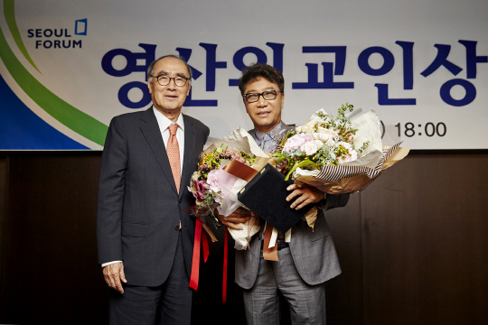 왼쪽부터 이홍구 서울국제포럼 이사장, 이수만 SM엔터테인먼트 총괄 프로듀서