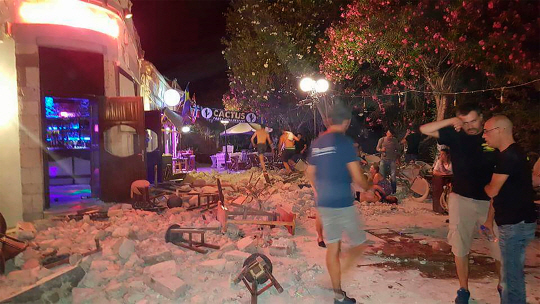 21일 그리스 코스 섬에서 강진의 영향으로 건물들이 부서진 가운데 시민들이 밖으로 대피해 있다./코스=AFP연합뉴스