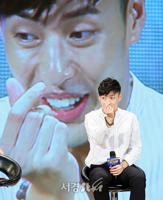 배우 강하늘이 21일 오후 서울 송파구 롯데월드 가든스테이지에서 열린 영화 ‘청년경찰’ 쇼케이스에 참석하고 있다.