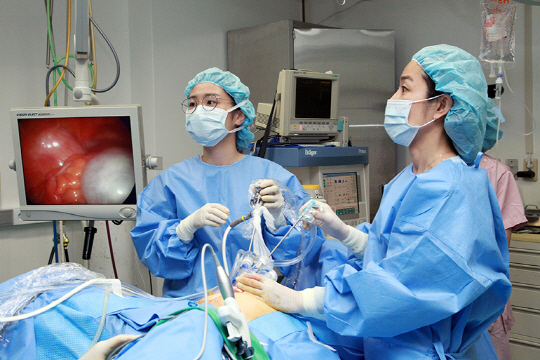 이성하(오른쪽) 강서미즈메디병원 부인과 분과장이 난소에 생긴 혹을 제거하는 복강경 수술을 하고 있다. /사진제공=강서미즈메디병원