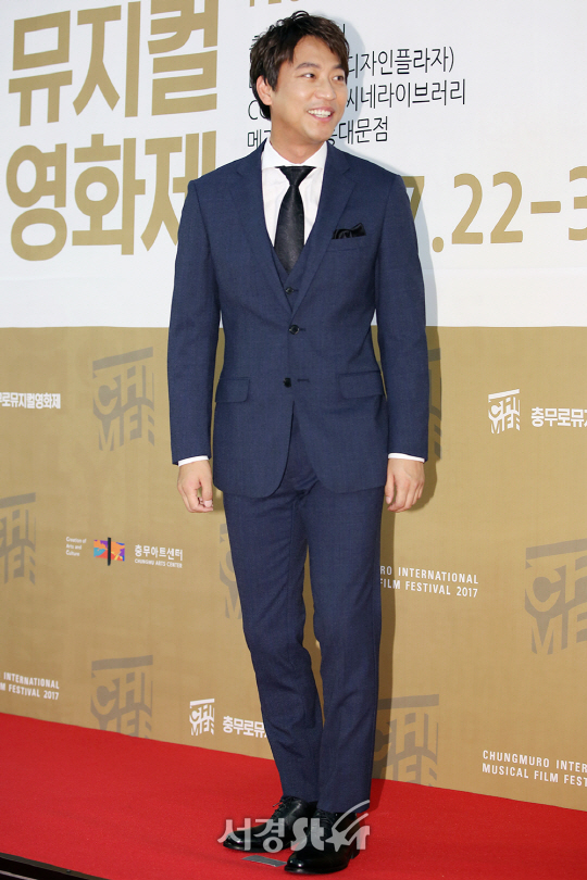 배우 오만석이 22일 오후 서울 중구 충무아트센터에서 열린 제2회 충무로뮤지컬영화제 개막식 포토월 행사에 참석해 포즈를 취하고 있다.