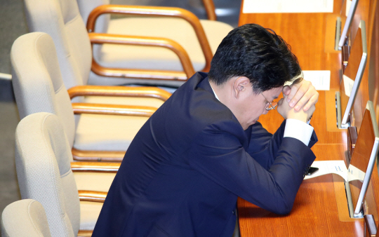 장제원 자유한국당 의원이 22일 오전 국회에서 열린 추경예산안 처리를 위한 본회의에서 같은 당 의원들이 퇴장한 가운데 자리에 머물며 개회를 기다리고 있다./연합뉴스