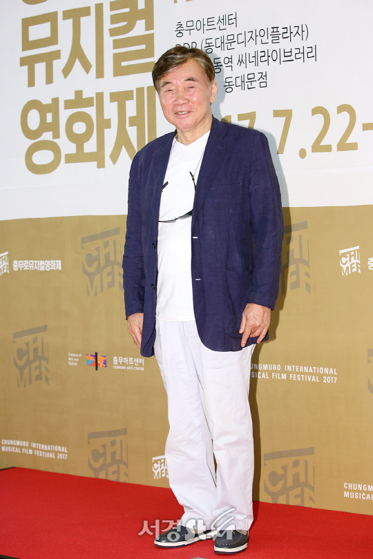 배우 양택조가 22일 오후 서울 중구 충무아트센터에서 열린 제2회 충무로뮤지컬영화제 개막식 포토월 행사에 참석해 포즈를 취하고 있다.
