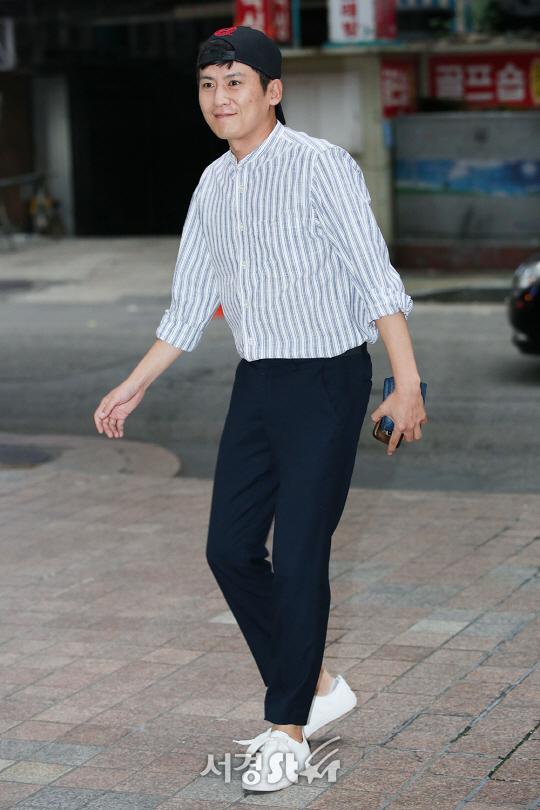 가수 겸 배우 홍경민이 22일 오후 서울 영등포구 한 음식점에서 열린 KBS2 금토드라마 ‘최고의 한방’ 종방연에 참석하고 있다.