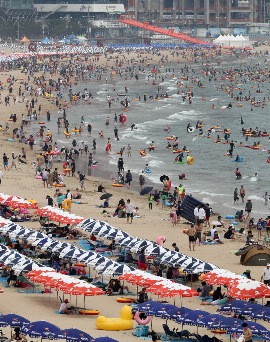 23일 오후 부산 해운대구 해운대해수욕장에서 많은 피서객들이 물놀이를 즐기고 있다./연합뉴스.