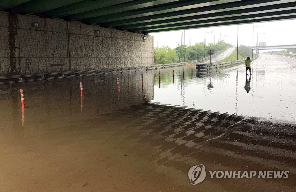 제2자유로 강매나들목 부근 차량 전면 통제...차량 통행 차질