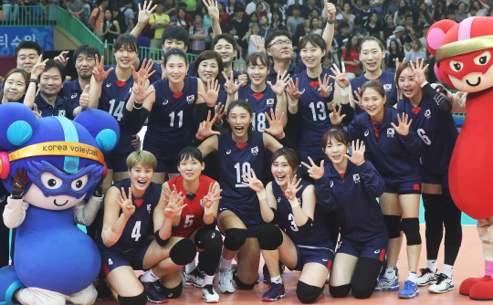 23일 오후 경기도 수원시 장안구 수원실내체육관에서 열린 ‘2017 국제배구연맹(FIVB) 그랑프리 세계여자배구대회’ 한국과 폴란드의 경기. 세트스코어 3대0으로 승리하며 2그룹 1위로 결선에 진출한 한국 선수들이 기념사진을 찍고 있다. /연합뉴스