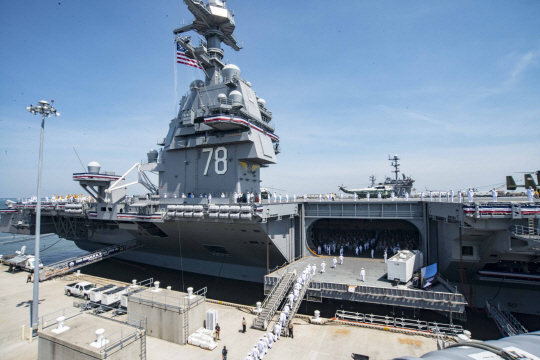 epa06104347 A handout photo made available by the US Navy shows Sailors mannig the rails of the aircraft carrier USS Gerald R. Ford (CVN 78) during its commissioning ceremony at Naval Station Norfolk, Virginia, USA, 22 July 2017. Ford is the lead ship of the Ford-class aircraft carriers, and the first new US aircraft carrier designed in 40 years. US President Donald J. Trump (not pictured) presided over the commissioning.  EPA/Julio Martinez Martinez Released/Distributed by Navy Media Content Op