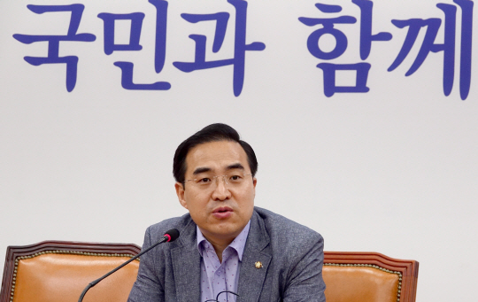 박홍근 더불어민주당 원내수석부대표가 23일 오전 국회 원내대표실에서 기자간담회를 열고 기자들의 질의에 답하고 있다./연합뉴스