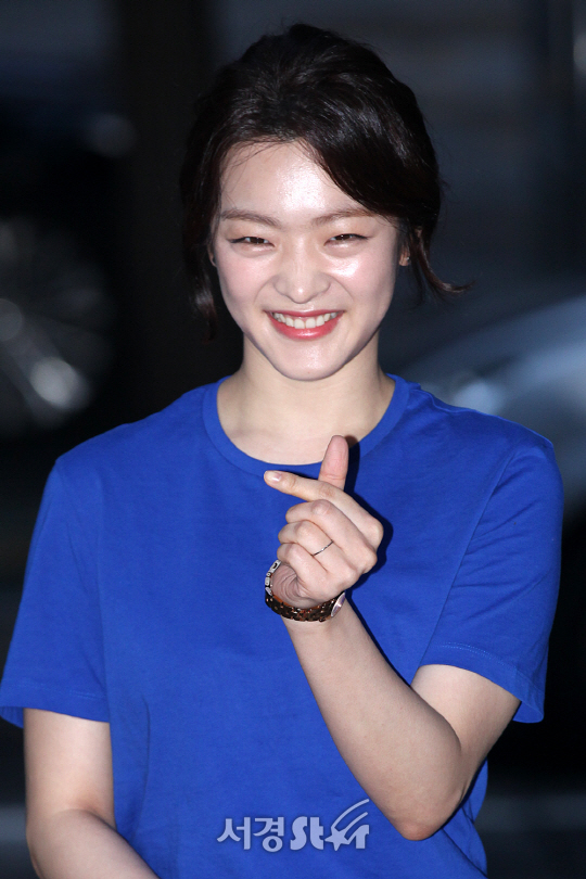 배우 이예은이 23일 오후 서울 영등포구 여의도동에 위치한 한 음식점에서 열린 OCN 토일드라마 ‘듀얼’ 종방연에 참석해 포토타임을 갖고 있다.