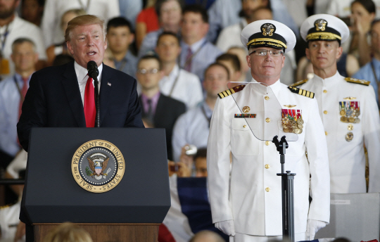 도널드 트럼프(왼쪽) 미국 대통령이 22일(현지시간) 미국 버지니아주 남동부 노퍽 해군기지에서 열린 미 차세대 핵 추진 항공모함 제럴드포드(CVN-78) 취역식에서 축사를 하고 있다.  /노퍽=AP연합뉴스