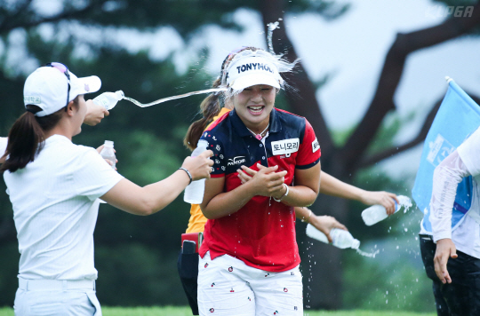 이정은이 우승을 차지한 뒤 동료 선수들의 축하 물세례를 받고 있다. /사진제공=KLPGA