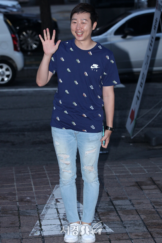 배우 김기두가 23일 오후 서울 영등포구 여의도동에 위치한 한 음식점에서 열린 OCN 토일드라마 ‘듀얼’ 종방연에 참석해 포토타임을 갖고 있다.