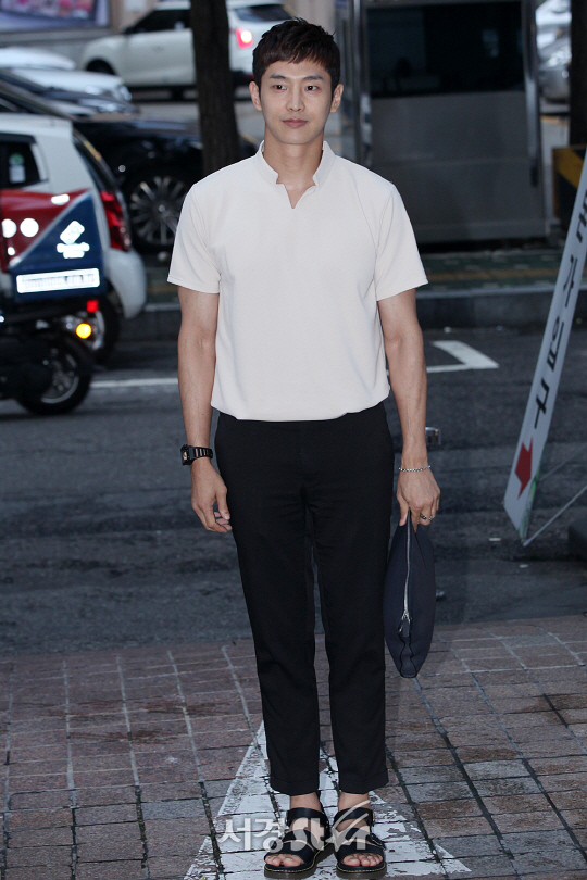 배우 최웅이 23일 오후 서울 영등포구 여의도동에 위치한 한 음식점에서 열린 OCN 토일드라마 ‘듀얼’ 종방연에 참석해 포토타임을 갖고 있다.