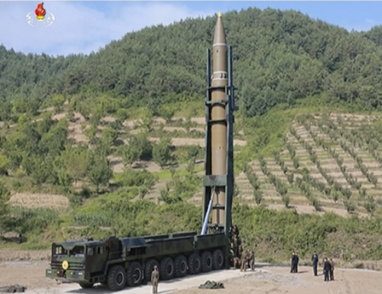 지난 4일 북한이 공개한 ‘화성-14형’이 대륙간탄도미사일(ICBM)발사 준비장면/AP연합뉴스