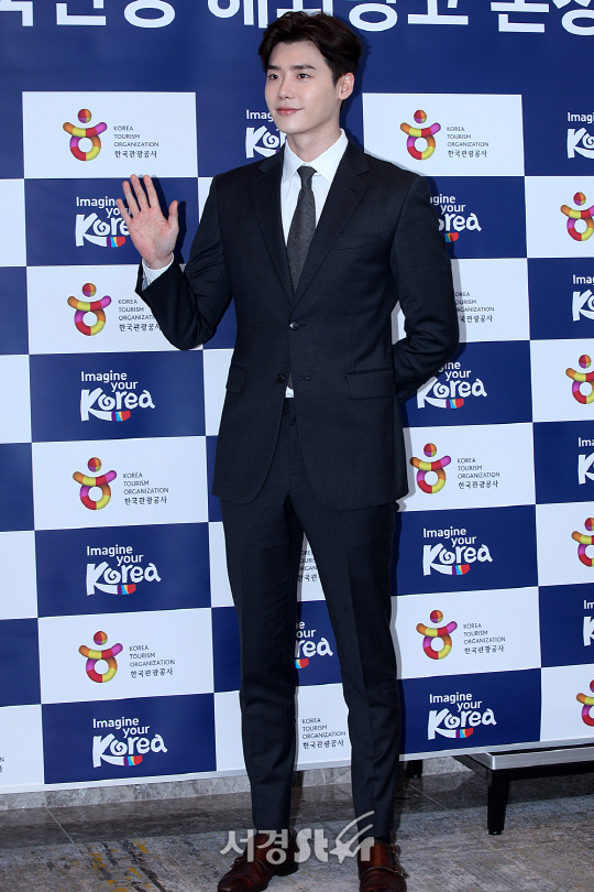 배우 이종석이 25일 오후 서울 송파구 신천동 시그니엘 서울 호텔에서 2017 한국관광 해외광고 런칭 행사에 참석해 포토타임을 갖고 있다.