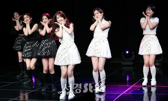 피오피(P.O.P)가 25일 오후 서울 강남구 일지아트홀에서 열린 첫 번째 미니앨범 ‘퍼즐 오브 팝(Puzzle Of POP)’ 발매 기념 데뷔 쇼케이스에 참석하고 있다.