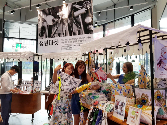 소비자들이 롯데마트 서울 양평점에 선보인 ‘청년마켓’에서 물건을 고르고 있다. /사진제공=롯데마트