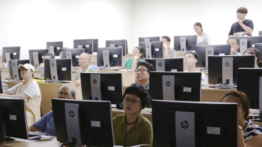 24일 한성대에서 성북구 주민들이 무료 컴퓨터 교육을 받고 있다. /사진제공=한성대