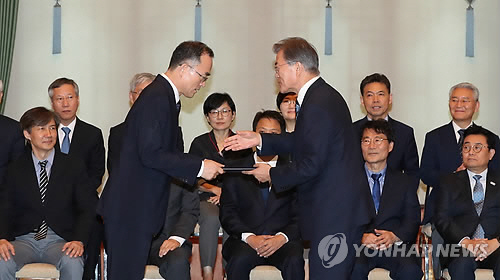 문재인 대통령이 25일 청와대 본관에서 문무일 신임 검찰총장에게 임명장을 수여하고 있다. /연합뉴스