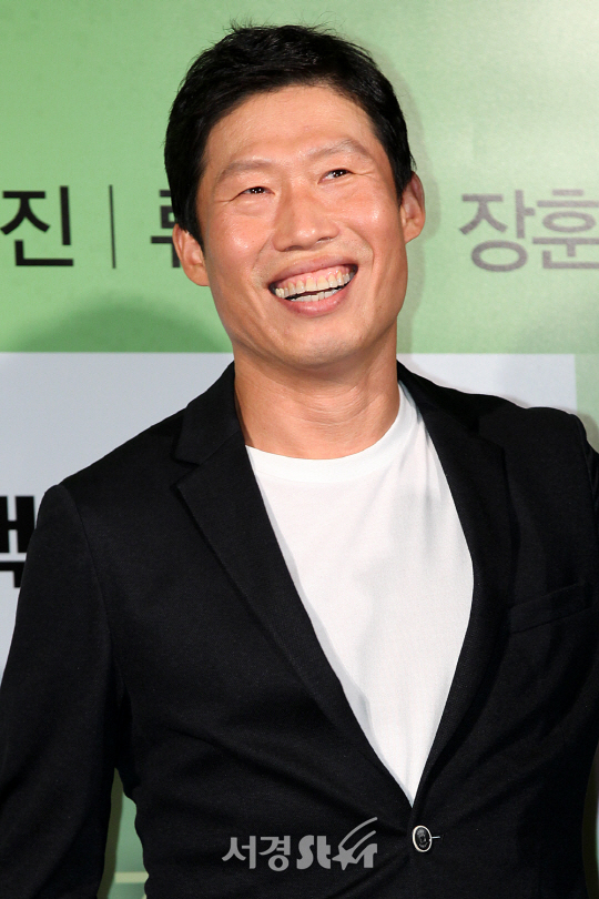 배우 유해진이 25일 오후 서울 용산구 CGV 용산 아이파크몰에서 열린 영화 ‘택시운전사’ VIP시사회에 참석해 포토타임을 갖고 있다.