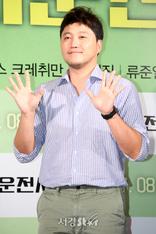 배우 김대명이 25일 오후 서울 용산구 CGV 용산 아이파크몰에서 열린 영화 ‘택시운전사’ VIP시사회에 참석해 포토타임을 갖고 있다.