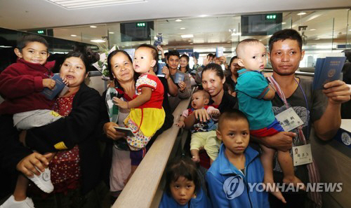 ‘재정착 난민제도’에 따라 국내에 들어오는 미얀마 난민 네 가족/연합뉴스
