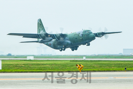 공군의 C-130H 수송기가  美 워싱턴주 루이스-맥코드 합동기지에서 열리는 ‘2017 모빌리티 가디언 훈련’에 참가하기 위해 25일 경남 진해 기지에서 이륙하고 있다./사진= 공군 제공