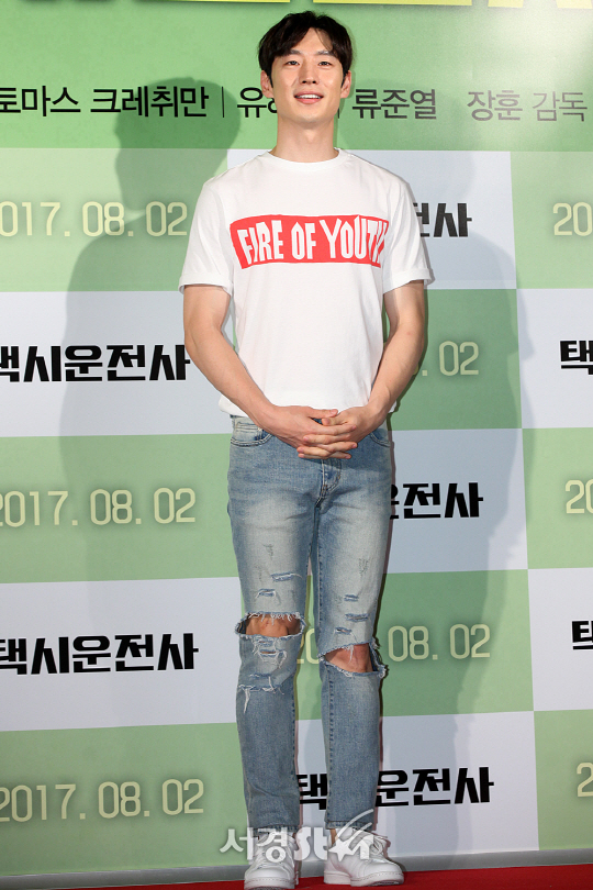 배우 이제훈이 25일 오후 서울 용산구 CGV 용산 아이파크몰에서 열린 영화 ‘택시운전사’ VIP시사회에 참석해 포토타임을 갖고 있다.