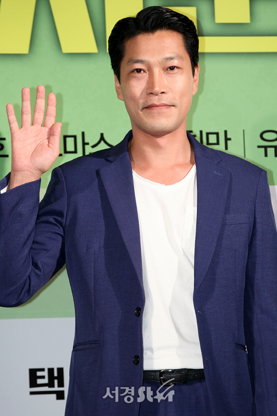 배우 최귀화가 25일 오후 서울 용산구 CGV 용산 아이파크몰에서 열린 영화 ‘택시운전사’ VIP시사회에 참석해 포토타임을 갖고 있다.