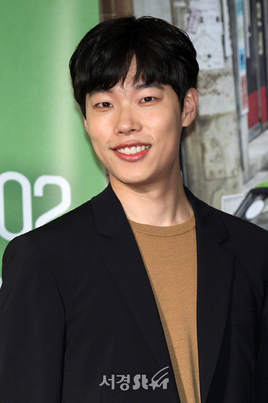 배우 류준열이 25일 오후 서울 용산구 CGV 용산 아이파크몰에서 열린 영화 ‘택시운전사’ VIP시사회에 참석해 포토타임을 갖고 있다.