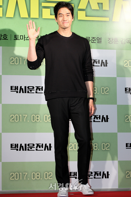 배우 유지태가 25일 오후 서울 용산구 CGV 용산 아이파크몰에서 열린 영화 ‘택시운전사’ VIP시사회에 참석해 포토타임을 갖고 있다.
