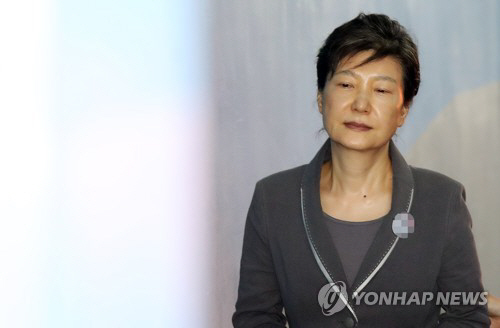 박근혜, 법정서 휴대전화 보다 적발…朴측 “재판공개 뉴스 봤다”