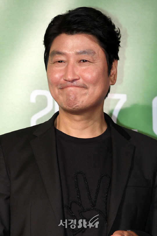 배우 송강호가 25일 오후 서울 용산구 CGV 용산 아이파크몰에서 열린 영화 ‘택시운전사’ VIP시사회에 참석해 포토타임을 갖고 있다.