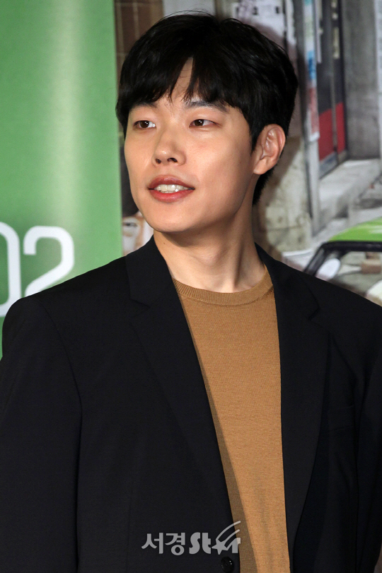 배우 류준열이 25일 오후 서울 용산구 CGV 용산 아이파크몰에서 열린 영화 ‘택시운전사’ VIP시사회에 참석해 포토타임을 갖고 있다.