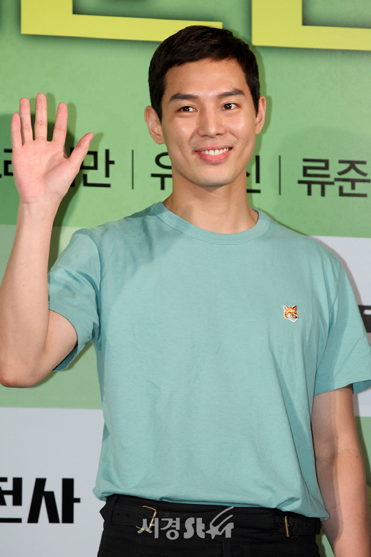 배우 이선호가 25일 오후 서울 용산구 CGV 용산 아이파크몰에서 열린 영화 ‘택시운전사’ VIP시사회에 참석해 포토타임을 갖고 있다.