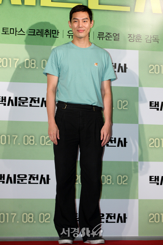 배우 이선호가 25일 오후 서울 용산구 CGV 용산 아이파크몰에서 열린 영화 ‘택시운전사’ VIP시사회에 참석해 포토타임을 갖고 있다.