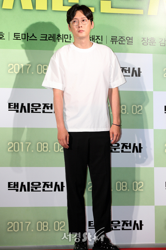 배우 박병은이 25일 오후 서울 용산구 CGV 용산 아이파크몰에서 열린 영화 ‘택시운전사’ VIP시사회에 참석해 포토타임을 갖고 있다.