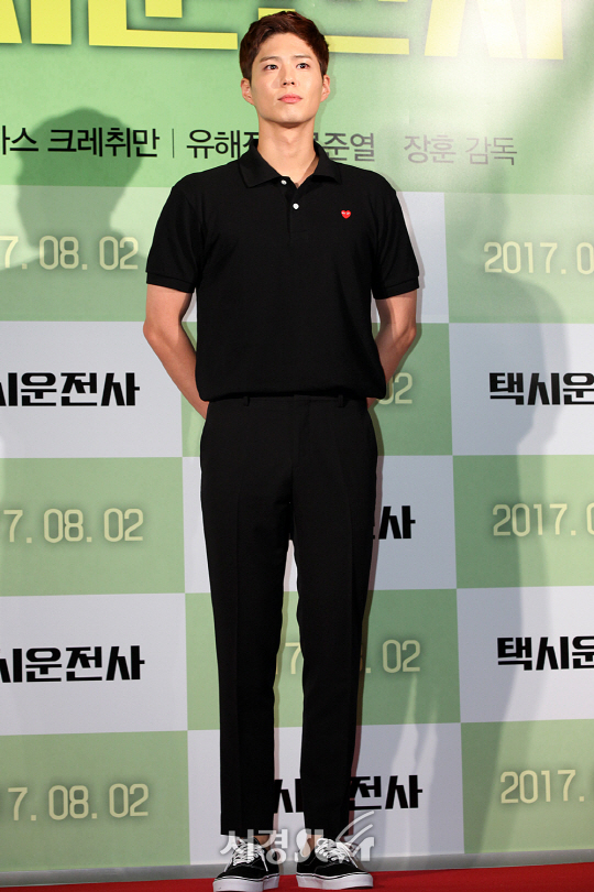 배우 박보검이 25일 오후 서울 용산구 CGV 용산 아이파크몰에서 열린 영화 ‘택시운전사’ VIP시사회에 참석해 포토타임을 갖고 있다.