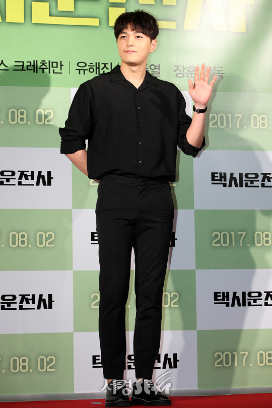 인피니트 엘이 25일 오후 서울 용산구 CGV 용산 아이파크몰에서 열린 영화 ‘택시운전사’ VIP시사회에 참석해 포토타임을 갖고 있다.
