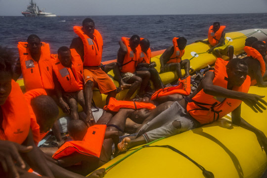 지중해 난민선서 임신부 포함 시신 13구 발견