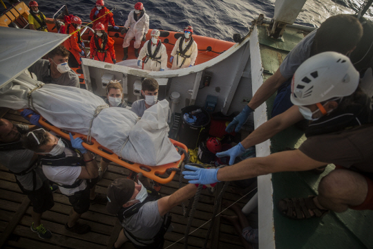 지중해 난민선서 임신부 포함 시신 13구 발견