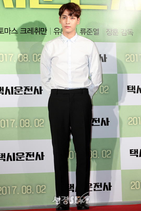 배우 최태준이 25일 오후 서울 용산구 CGV 용산 아이파크몰에서 열린 영화 ‘택시운전사’ VIP시사회에 참석해 포토타임을 갖고 있다.