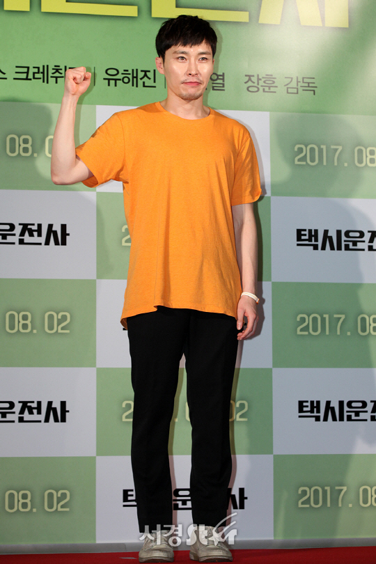 배우 한성용이 25일 오후 서울 용산구 CGV 용산 아이파크몰에서 열린 영화 ‘택시운전사’ VIP시사회에 참석해 포토타임을 갖고 있다.