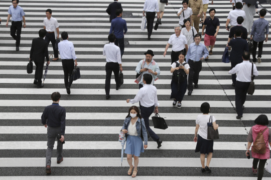 일본 시민들이 도쿄 시내를 걷고 있다./AP연합뉴스
