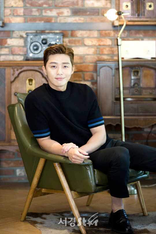배우 박서준이 26일 오전 서울 종로구 한 카페에서 서경스타와의 인터뷰에 앞서 포즈를 취하고 있다.