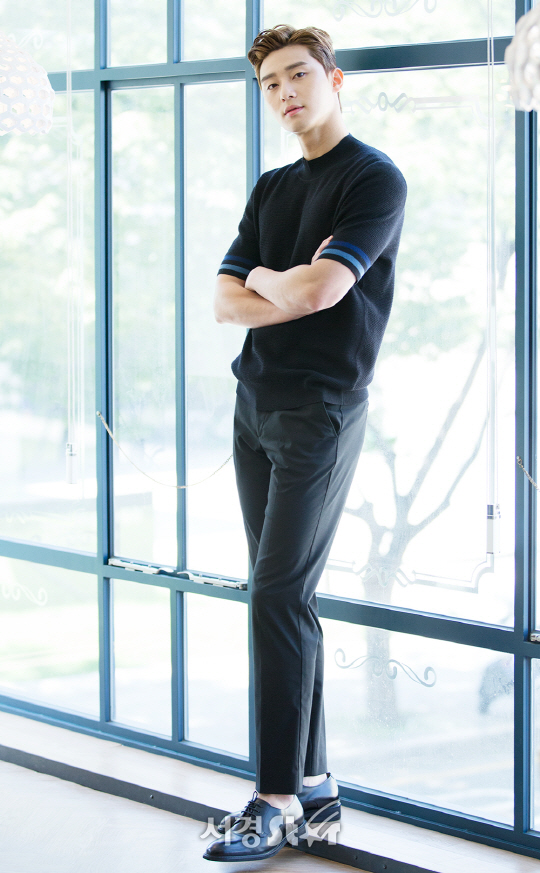 배우 박서준이 26일 오전 서울 종로구 한 카페에서 서경스타와의 인터뷰에 앞서 포즈를 취하고 있다.